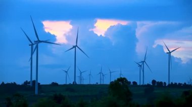 Rüzgar türbini jeneratörü rüzgar santrali güç türbini. Rüzgar enerjisi yenilenebilir enerji üretimi. Rüzgar enerjisi temiz alanlar mavi gökyüzü alternatif enerji günbatımı bulutları arka plan.