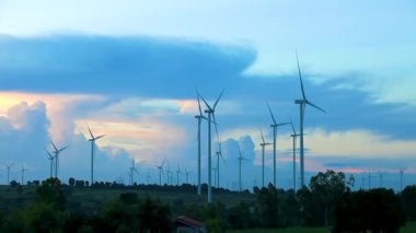 Rüzgar türbini jeneratörü rüzgar santrali güç türbini. Rüzgar enerjisi yenilenebilir enerji üretimi. Rüzgar enerjisi temiz alanlar mavi gökyüzü alternatif enerji günbatımı bulutları arka plan.