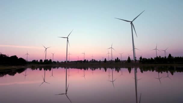 Große Rotorblätter Einer Windkraftanlage Vor Dem Hintergrund Eines Orangen Sonnenuntergangs — Stockvideo