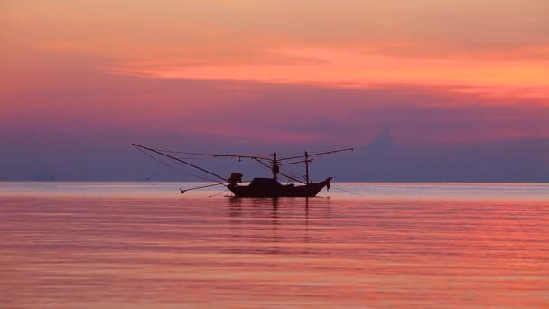 Les Bateaux Pêche Flottent Dans Mer Andaman Pendant Coucher Soleil — Video