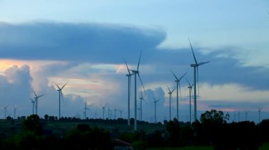 Rüzgar türbini jeneratörü rüzgar santrali güç türbini. Rüzgar enerjisi yenilenebilir enerji üretimi. Rüzgar enerjisi temiz alanlar mavi gökyüzü alternatif enerji günbatımı bulutları arka plan.