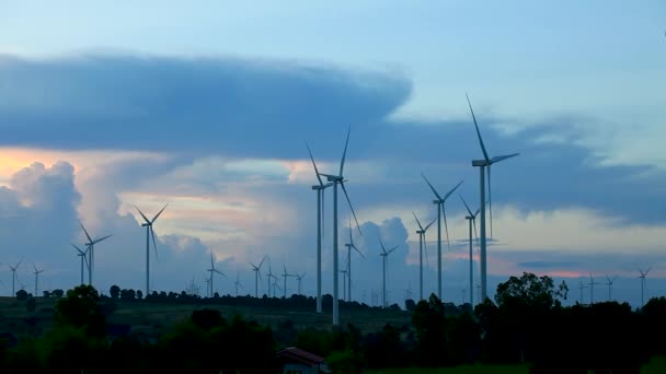 風力発電機風力発電所の風力タービン 風力発電再生可能エネルギー発電 風力エネルギー自然クリーンフィールド青空代替エネルギー日没の雲の背景 — ストック動画