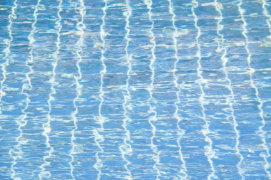 Güneşli yansımalı otel yüzme havuzu