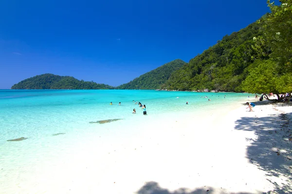 Turisti che giocano con acqua — Foto Stock