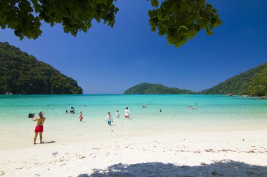 Su ile oynamak turist