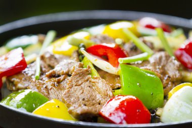 dolmalık biber ile kızartılmış sığır eti