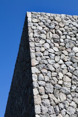taş duvarlar ve gökyüzü.