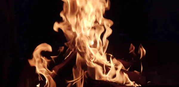 Lagerfeuer Auf Schwarzem Hintergrund Die Flamme Des Feuers Steigt Empor — Stockfoto