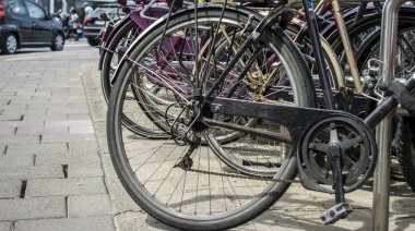 Satır Amsterdam'da bir sokakta park edilmiş Bisiklet