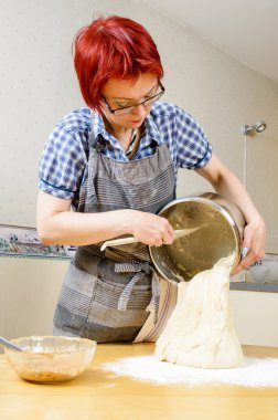 hamur masanın üzerine dökün