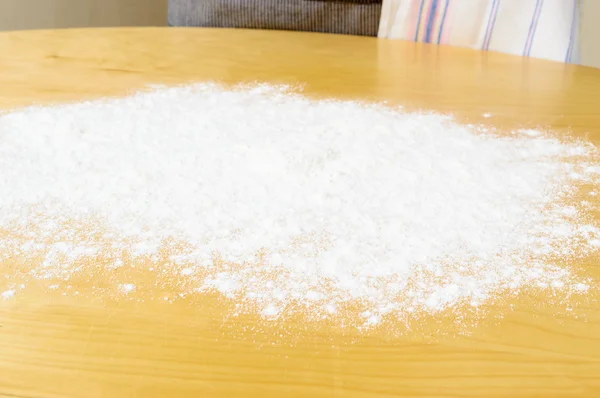 Mouka na stůlテーブルの上小麦粉します。 — ストック写真