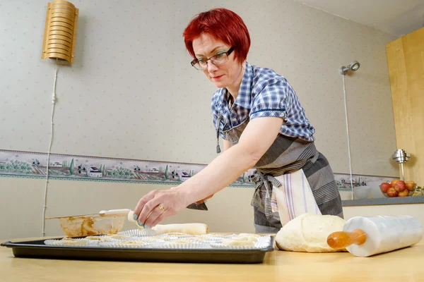 Femmina ponendo panini — Foto Stock