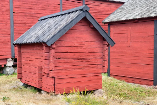 Pieni varasto maalaistalo — kuvapankkivalokuva