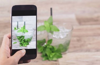 Masada yeşil çay var.