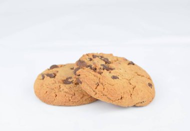 Beyaz arkaplanda çikolata parçalı kurabiyeler