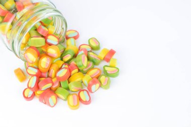 Beyaz arkaplanda renkli şekerler, izole edilmiş 