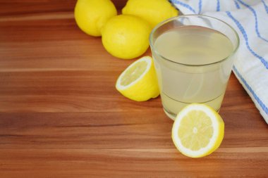 Tahta bir masada limon suyu