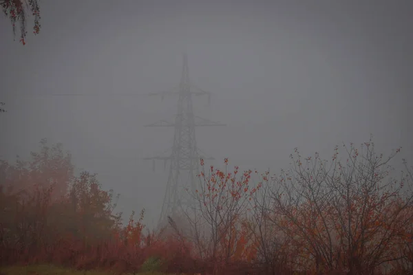 Stromleitungsmast Morgennebel Herbst — Stockfoto