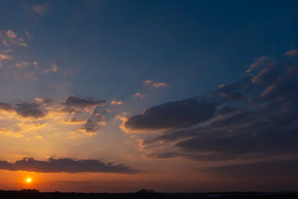 Die Sonne Geht Hinter Dem Wald Unter — Stockfoto