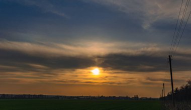 günbatımı üzerinde yeşil bir alana 
