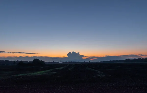 Puesta Sol Las Nubes Sobre Campo Sembrado —  Fotos de Stock