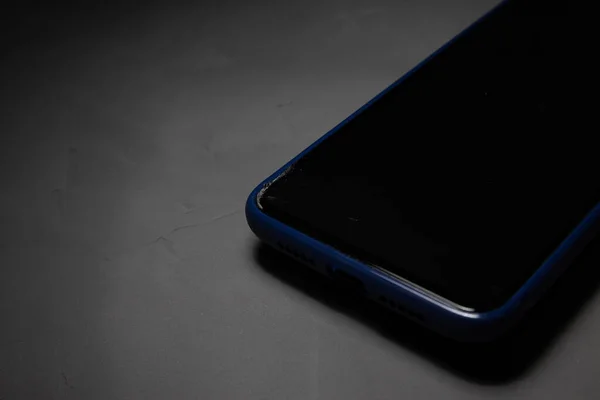 Knäckt smartphone-skärm. Brustet glas på telefondisplayen. Smarttelefonen faller till golvet och skärmen kraschade. — Stockfoto