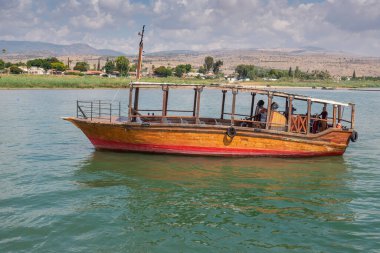 İsrail 'in Celile Denizi' nde yüzen tahta tekneler. Kinneret 'te güneşli bir gün