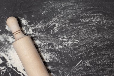 Siyah taş masanın üzerinde yuvarlak toplu iğne ve beyaz un. Metnin için boş alanı olan web için pankart. Pastane konsepti. Üst görünüm, alanı kopyala