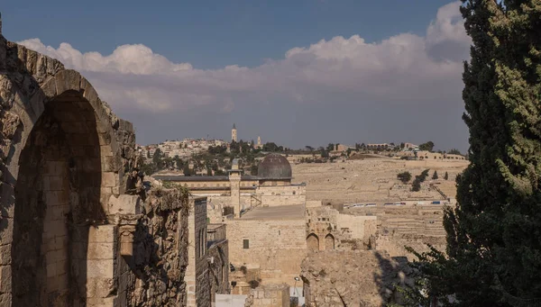 Temple Mount south wall with Al-Aqsa Mosque and archeological excavation site in Jerusalem Old City — Stock Photo, Image