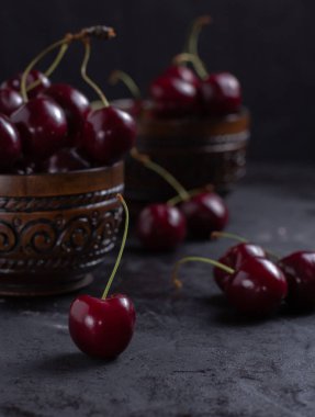 Arka planda bir kasede organik sulu kiraz. Yakın plan fotoğraf, gösterişsiz anahtar, seçici odak