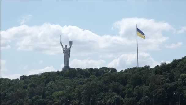 Vista desde el río Dnipro del Monumento a la Patria y Pechersk Lavra en Kiev Kiev, Ucrania — Vídeo de stock