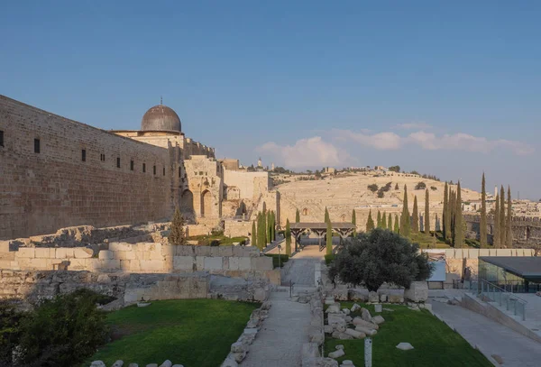 Temple Mount south wall with Al-Aqsa Mosque and archeological excavation site in Jerusalem Old City — Stock Photo, Image