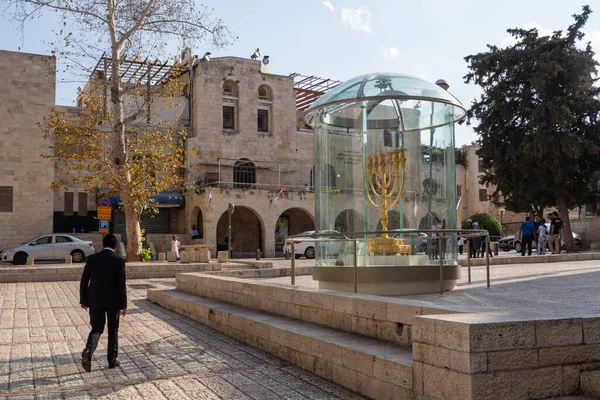 Jerusalem, Israel, September 10, 2018 : Menorah - the golden seven-barrel lamp. The national and religious Jewish emblem near the Dung Gates in the Old City of Jerusalem, Israel — Stock Photo, Image