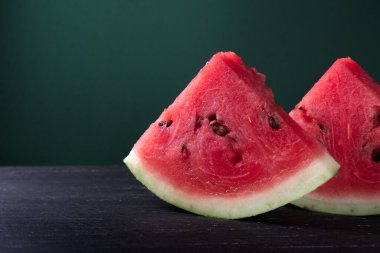 Karanlık ahşap arka planda ferahlatıcı karpuz parçaları. Yakın plan fotoğraf. Yüksek kalite fotoğraf