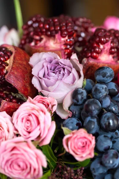 Kytice růže, tulipány, granátová jablka a hrozny — Stock fotografie