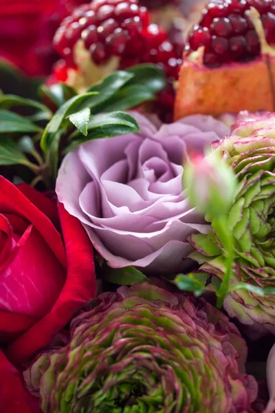 Bouquet di rose rosse e rosa e tulipani — Foto Stock