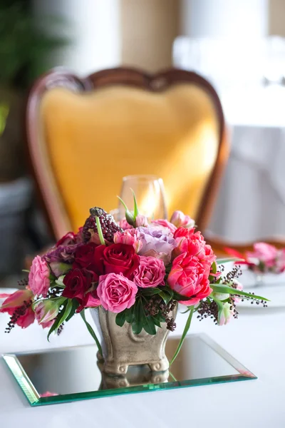 Bouquet of red and pink roses and tulips — Stock Photo, Image