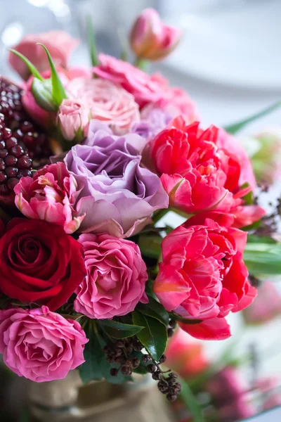 Bouquet di rose rosse e rosa e tulipani — Foto Stock