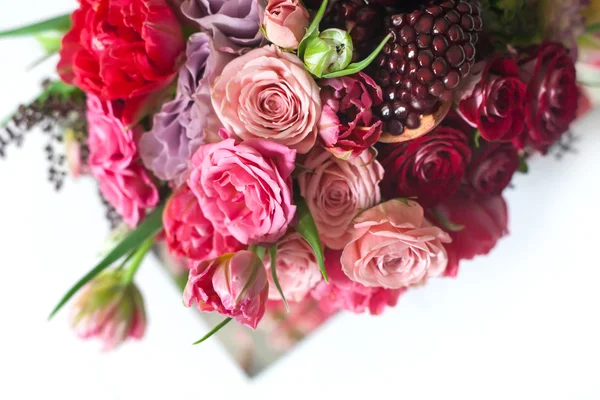 Ramo de rosas, tulipanes y granate — Foto de Stock