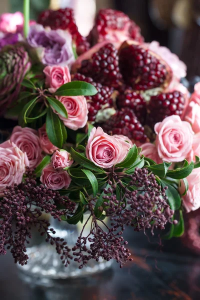 Bouquet di rose, tulipani e granato — Foto Stock