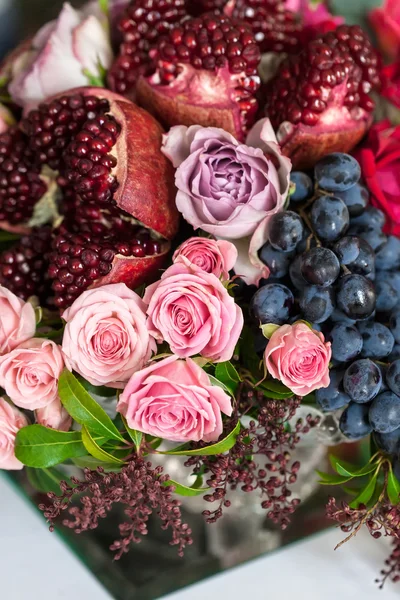 Bouquet di rose, peonie, melograni e uva — Foto Stock