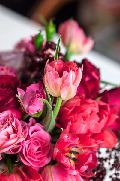 Bouquet di rose, peonie, melograni — Foto Stock