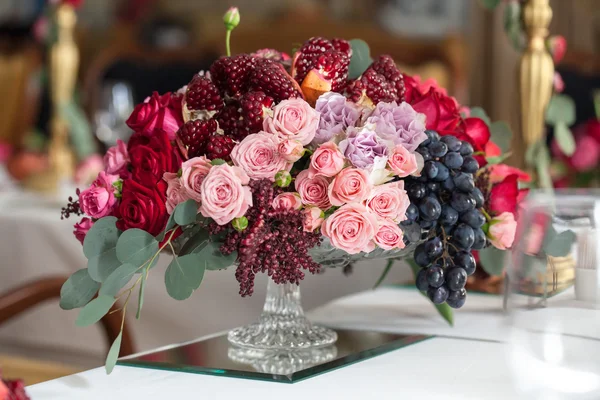 buket gül, peonies, üzüm ve nar Hollanda tarzı