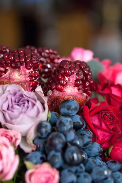 Bouquet di rose, peonie, melograni e uva — Foto Stock