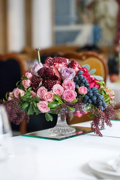 Kırmızı ve pembe güller, üzüm ve nar Hollanda tarzı ile peonies buket