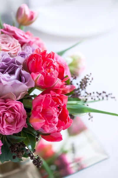 Bouquet di rose rosa e lilla e peonie primo piano — Foto Stock