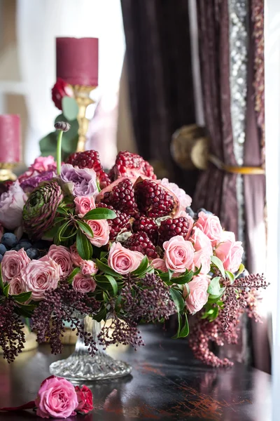 Kırmızı ve pembe güller, üzüm ve nar Hollanda tarzı ile peonies buket