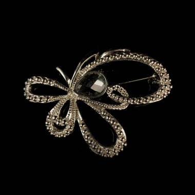 Kelebek şeklinde kristalleri olan klasik bir broş.