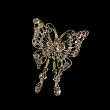 Kelebek şeklinde kristalleri olan klasik bir broş.