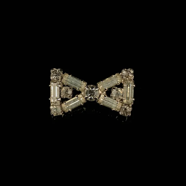 Ασημένια Κοσμήματα Μορφή Φιόγκο Λευκούς Κρυστάλλους Καρφίτσα Vintage Μορφή Φιόγκο — Φωτογραφία Αρχείου